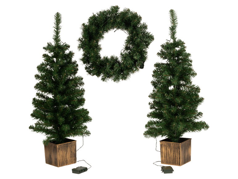 Deux sapins de Noël artificiels en pot et une couronne de Noël, tous illuminés.