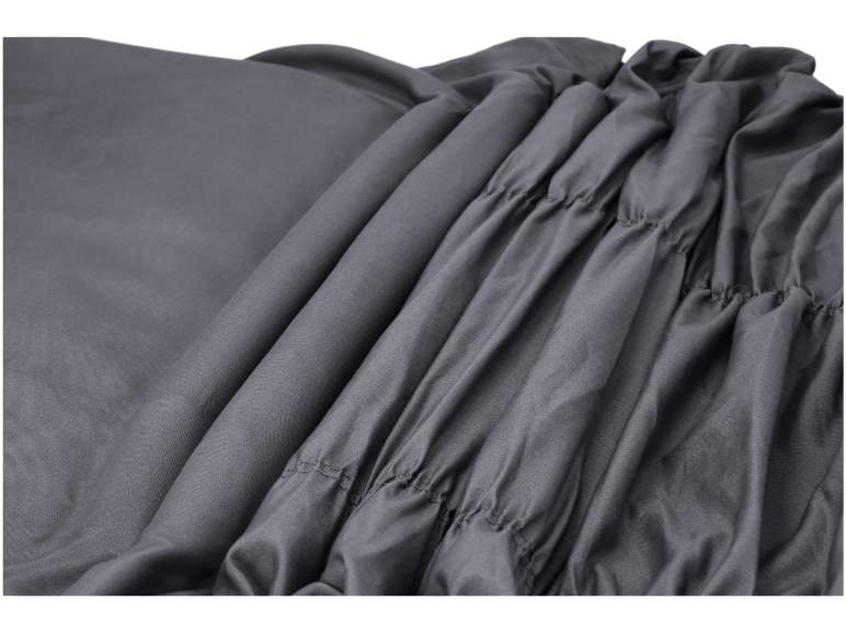 Détail en gros plan d'un tissu gris foncé avec des plis et des fronces.