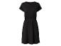 Robe noire à manches courtes avec taille élastique.