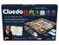 Jeu de société Cluedo avec personnages, pièces de jeu et cartes sur une boîte.