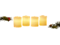 Quatre bougies LED lumineuses avec des branches de sapin, une boule rouge et une pomme de pin.
