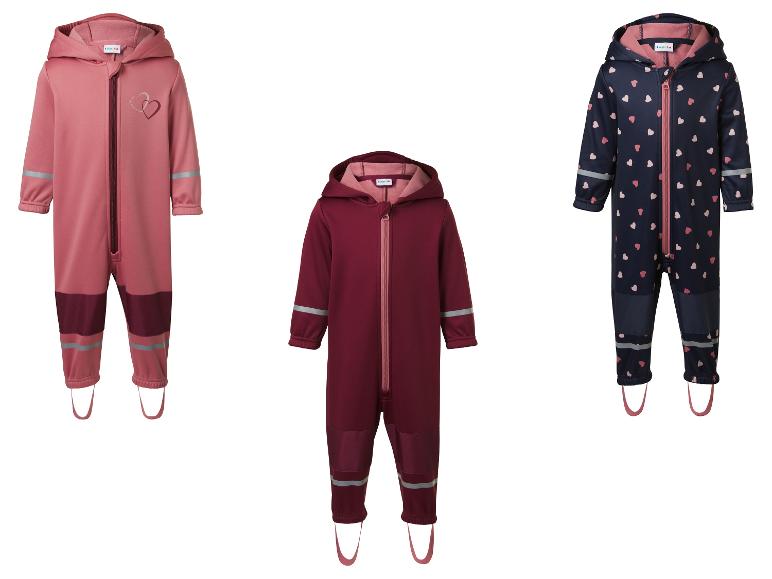 Trois combinaisons pour enfants : rose avec cœurs, bordeaux et bleu foncé avec cœurs.