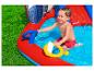 Piscine gonflable avec toboggan pour enfants.