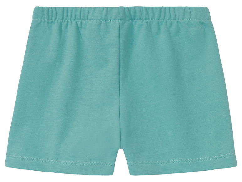 Un short bleu clair pour bébé.