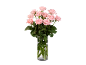 Bouquet de roses roses dans un vase en verre sur fond noir.