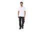 Homme en t-shirt blanc et pantalon de travail noir.