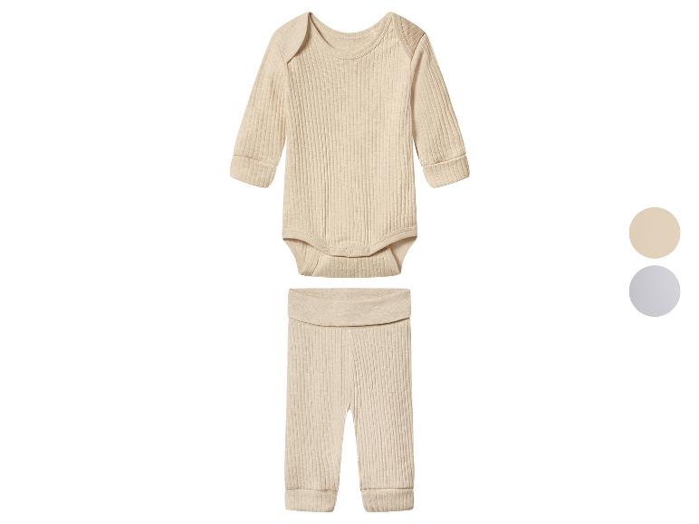 Body et pantalon côtelés pour bébé en beige et gris.