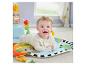 Bébé sur un tapis d'éveil Mattel allongé sur le ventre.