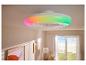 Ventilateur de plafond avec lumière LED colorée dans une pièce lumineuse avec stores