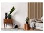 Salon moderne avec une commode en bois, un canapé gris et un mur à lattes.