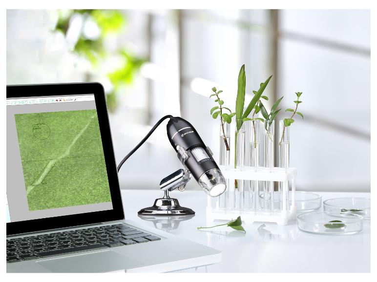Un microscope Bresser, un ordinateur portable et des plantes dans des tubes à essai.