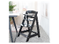 Chaise haute en bois noir pour enfants dans une chambre moderne.