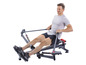 Un homme utilise un rameur pour faire de l'exercice.