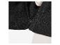 Gros plan sur un pull en tricot noir avec un bouton.