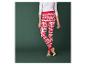 Une femme porte un legging rouge à thème de Noël.