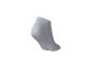 Une chaussette courte gris clair sur fond blanc.
