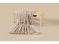 Couverture douillette côtelée beige sur un banc en bois