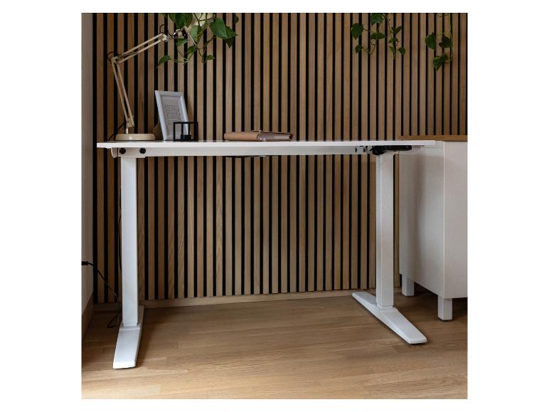 Bureau blanc réglable en hauteur avec mur à lattes en bois et plantes.