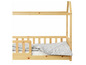 Un lit en bois pour enfant avec des draps blancs et un motif gris.