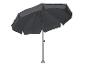 Un parasol gris foncé avec un support en métal.