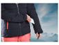 Une veste de ski noire avec un pantalon rose
