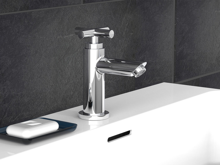 Un robinet de lavabo chromé sur un lavabo blanc.