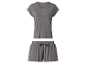 Pyjama gris pour femme avec haut à manches courtes et shorts.