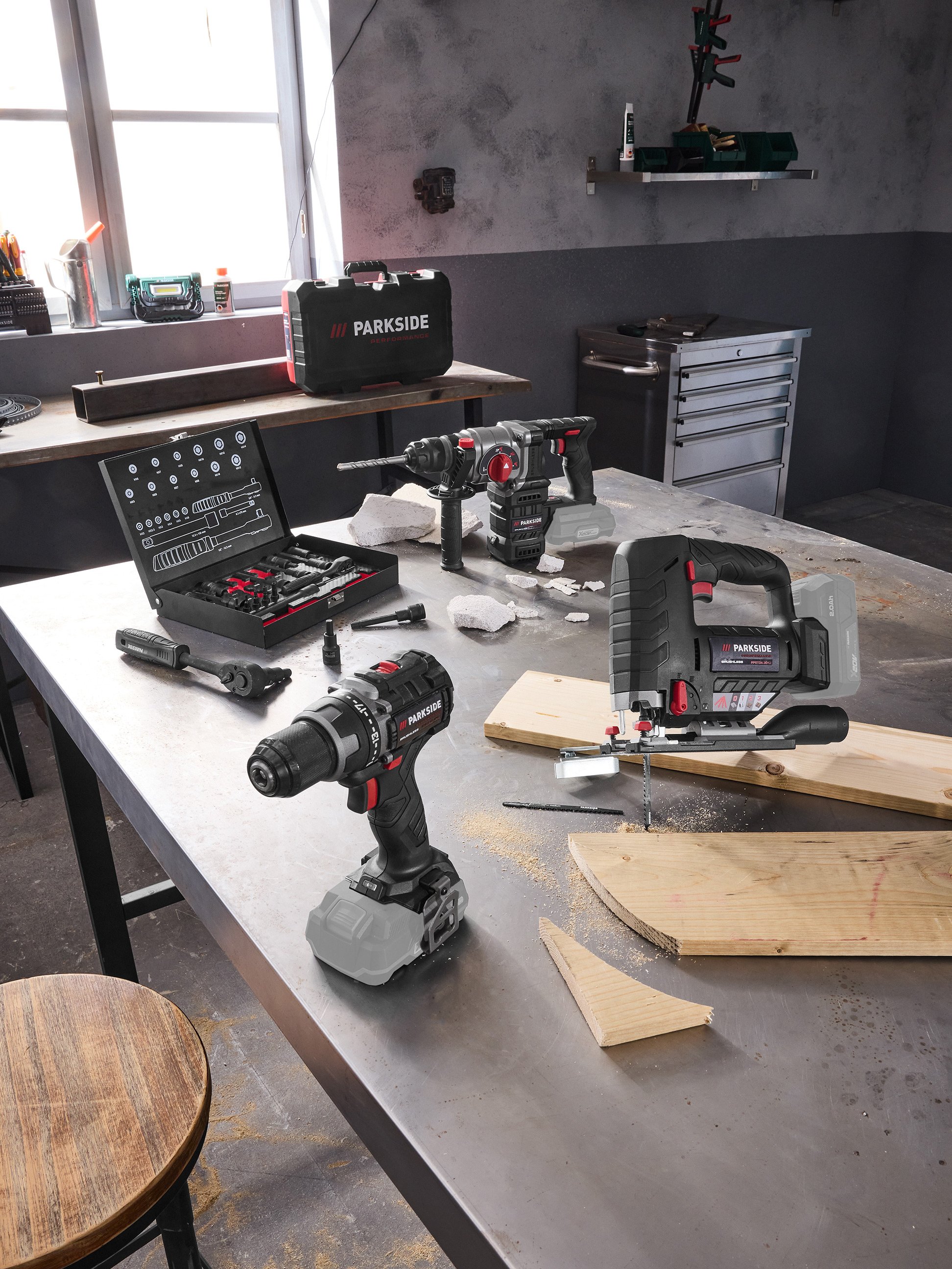 Outils électriques sans fil et jeu de clés à douille dans un atelier.