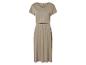 Robe mi-longue beige, style décontracté.
