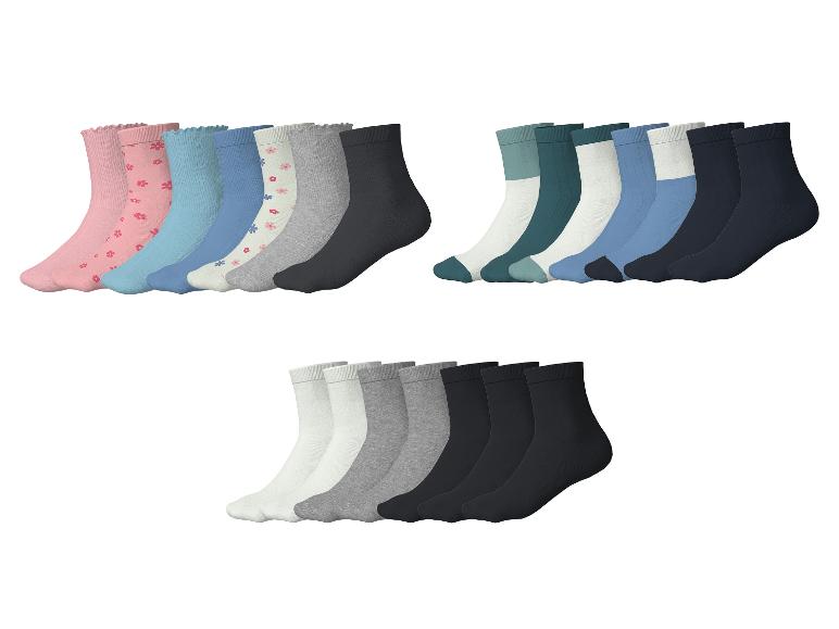 Trois ensembles de chaussettes : roses fleuries, bleues et noires, grises et blanches.