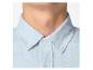 Gros plan du cou d'un homme portant une chemise bleu clair boutonnée.
