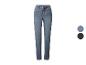 Jeans femme bleu, également disponibles en gris et noir.