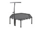 Un mini trampoline noir avec une barre d'appui.