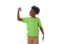 Garçon souriant en t-shirt vert tenant un haltère violet, regardant au loin.