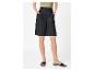Short bermuda noir taille haute pour femme avec t-shirt olive et sandales noires.