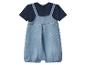 Ensemble bébé : t-shirt bleu marine à manches courtes et salopette en jean bleu clair.