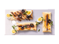 Feuilletés aux anchois, olives noires et œufs durs sur un plateau.