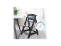 Chaise haute en bois noir avec plateau, certifiée EN 14988:2017+A1:2020, dans une pièce lumineuse.