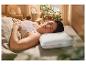 Un homme dort paisiblement sur un oreiller en mousse à mémoire de forme.
