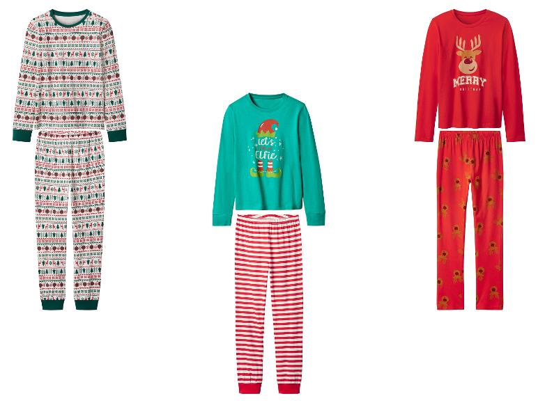 Trois ensembles de pyjamas de Noël, avec des motifs festifs comme des rennes, des arbres et des rayures.