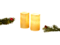Deux bougies LED lumineuses avec des branches de pin, une boule rouge et une pomme de pin.