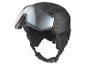 Casque de ski noir avec visière teintée.