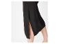Robe noire fendue, élégante et minimaliste.