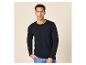 Homme portant un t-shirt noir à manches longues et un jean bleu, debout sur un fond clair.