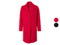 Un manteau en laine rouge à boutons