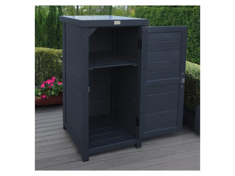 Armoire de rangement extérieure gris foncé avec porte ouverte et étagère, sur une terrasse en bois.