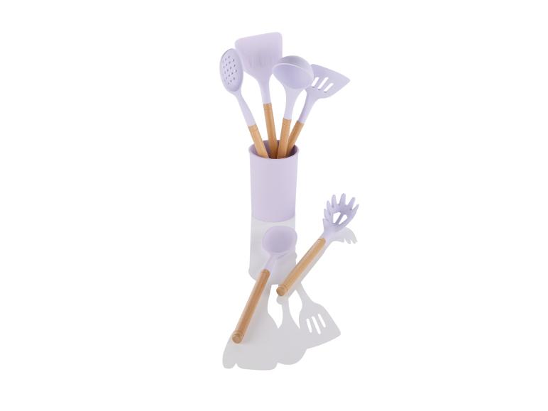 Ustensiles de cuisine lilas avec manches en bois dans un support.