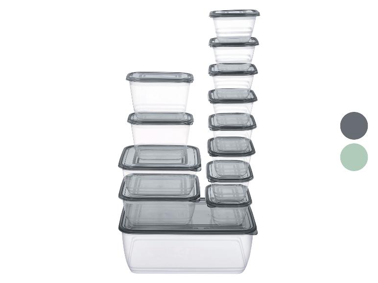 Ensemble de boîtes de conservation alimentaires transparentes avec couvercles gris empilées.