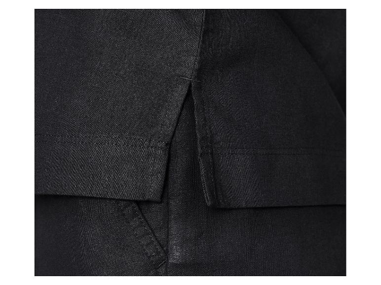 Détail de tissu noir avec coutures et fente latérale.