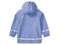 Un imperméable bleu avec capuche pour enfant.